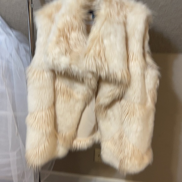 Soft fuzzy Dressy Vest Womens French Connection - Picture 10 of 12